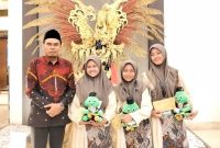 Kabag Kesra Setdakab Sumenep Kamiludin Foto Bersama Kafilah Putri Sumenep