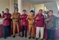 Kepala Dispusip Sumenep, Rudi Yuyianto SE MSi Baju Merah (Tengah) Usai Membuka Festival Literasi 