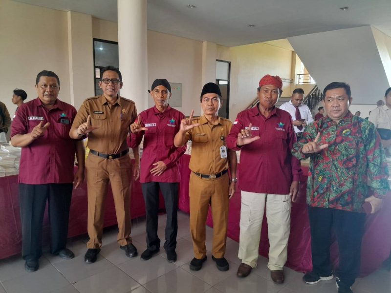 Kepala Dispusip Sumenep, Rudi Yuyianto SE MSi Baju Merah (Tengah) Usai Membuka Festival Literasi 
