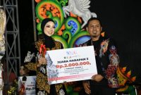 Ketua Komunitas Jurnalis Sumenep (KJS) Saat Memberikan Penghargaan Kepada Salah Satu Pemenang Juara MWC 2025