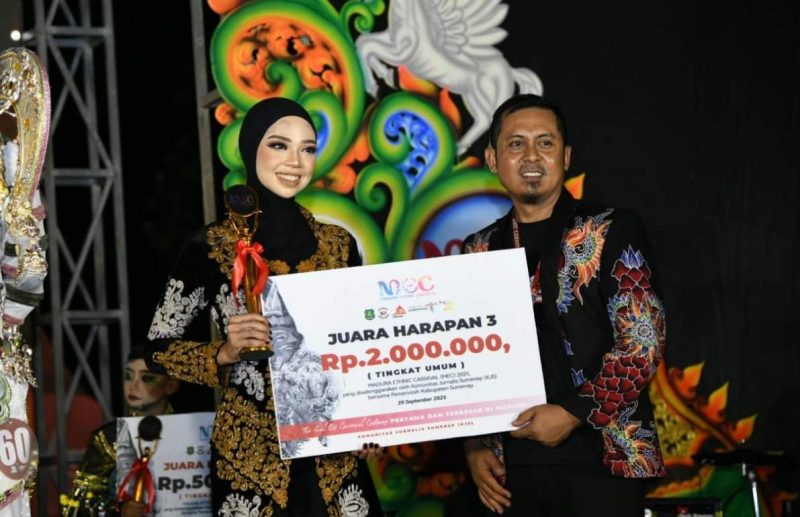 Ketua Komunitas Jurnalis Sumenep (KJS) Saat Memberikan Penghargaan Kepada Salah Satu Pemenang Juara MWC 2025