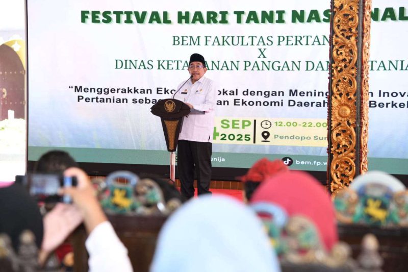 Wabup Sumenep KH. Imam Hasyim Saat Memberikan Sambutan di Acara Festival dan Bazaar Hari Tani Nasional di Pendopo Agung Keraton Sumenep, Rabu (24/09/2025)