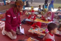 Pustakawan Ahli Muda Drs Syaiful Bahri Saat Menemani Anak2 Dalam Lomba Mewarnai Yang Digelar Dispusip Kabupaten Sumenep, Rabu (24/09/2025)
