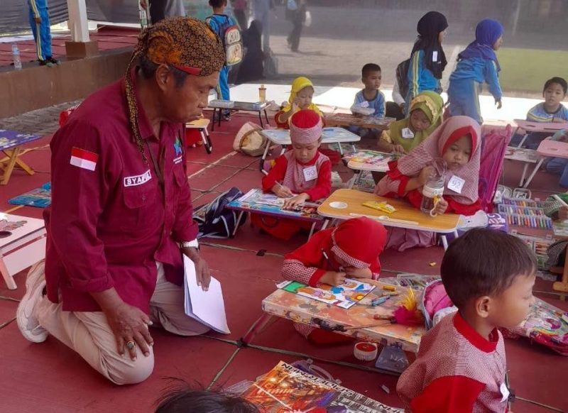 Pustakawan Ahli Muda Drs Syaiful Bahri Saat Menemani Anak2 Dalam Lomba Mewarnai Yang Digelar Dispusip Kabupaten Sumenep, Rabu (24/09/2025)