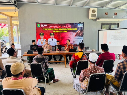 Foto Dari Sisi Kanan Kabid Suhermanto, Kasi Tata Pemerintahan Kecamatan Sapeken Abd. Kahir, Kapolsek IPTU Harianto dan Kades Prancak Subhan