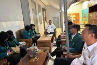 Kepala Rutan Kelas IIB Sumenep Heri Sutriadi Baju Putih Saat Menerima Mahasiswa Fakultas Psikologi Institut Kariman Wirayuda, Rabu (24/09/2025)
