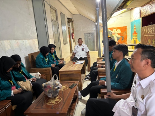 Kepala Rutan Kelas IIB Sumenep Heri Sutriadi Baju Putih Saat Menerima Mahasiswa Fakultas Psikologi Institut Kariman Wirayuda, Rabu (24/09/2025)