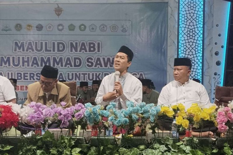 Ketua Pimpinan Daerah Muhammadiyah (PDM) Kabupaten Sumenep, Dr. Zeinudin, S.H., M.H. Saat Memberikan Tausiyah Peringatan Maulid Nabi Muhammad SAW di Ponpes Al-Usmuny Tarate Pandian, Minggu (28/09/2025)