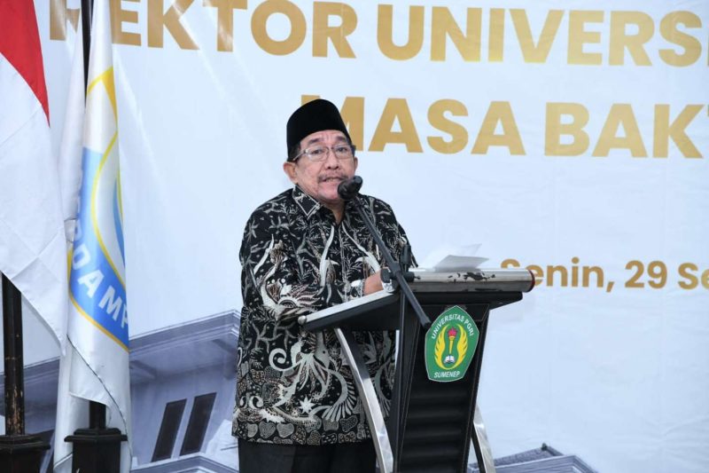Wakil Bupati Sumenep, KH. Imam Hasyim, SH., MH., memberikan sambutan atas dilantiknya Asmoni sebagai Rektor Universitas PGRI Sumenep periode 2025–2029.
