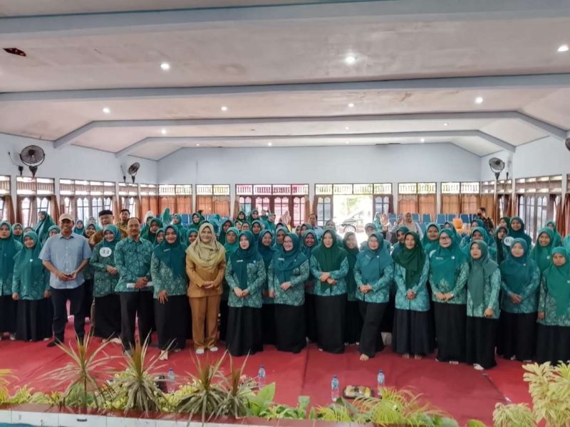 Suasana Foto Bersama TP PKK Kabupaten Sumenep Di Acara Lomba Big Book Bagi Pendidik PAUD di Gedung Ki Hajar Dewantara, Selasa (30/09/2025)