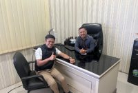 Suasana Penuh Keakraban Ketua.DPC ISSITA Kabupaten Sumenep, Dr. Naghfir, S.H.I., S.H., M.H., Bersama Kepala Bank Jatim Kangean Yudhistira Yanuar Sadikin, Selasa (30/09/2025)