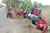 Suasana Kerja Bakti Kebersihan ASN Pemkab Sumenep di Area Jalan Lingkar Timur, Jum'at (19/09/2025) pagi