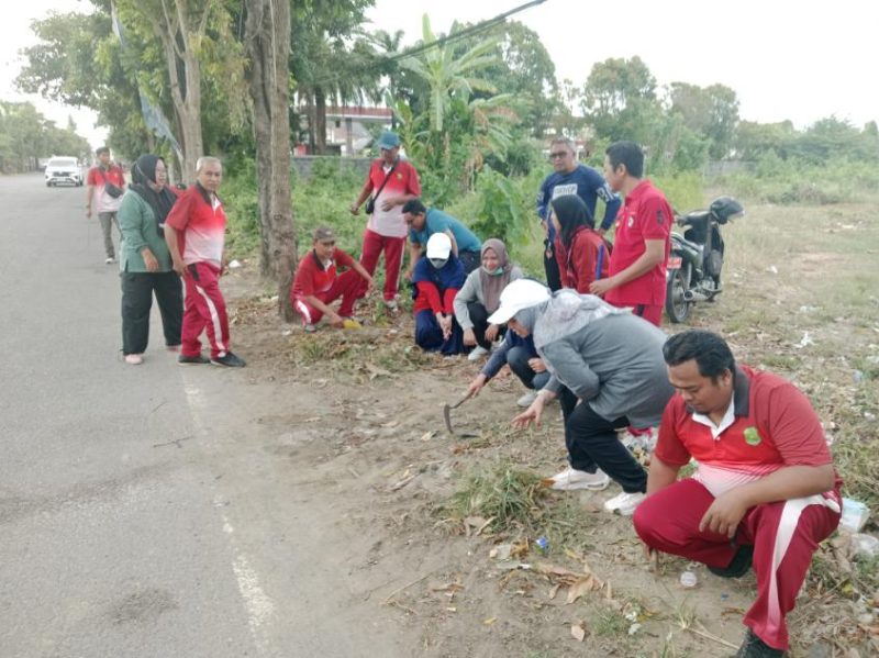 Suasana Kerja Bakti Kebersihan ASN Pemkab Sumenep di Area Jalan Lingkar Timur, Jum'at (19/09/2025) pagi