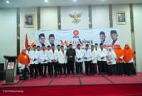 Foto Bersama Bupati Sumenep Achmad Fauzi Wongsojudo dan Dewan Pengurus Daerah (DPD) Partai Keadilan Sejahtera (PKS) Kabupaten Sumenep usai menggelar Musyawarah Daerah (Musda) VI di Ball Room Hotel Kaberaz, Minggu (07/09/2025)