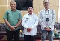 Foto Bersama Wabup Sumenep KH. Imam Hasyim sisi kiri Pimpinan Baru Bank Jatim Cabang Sumenep Eko Budi Prakoso dan Pimkan Fungsional Pemda Taslim Abraham
