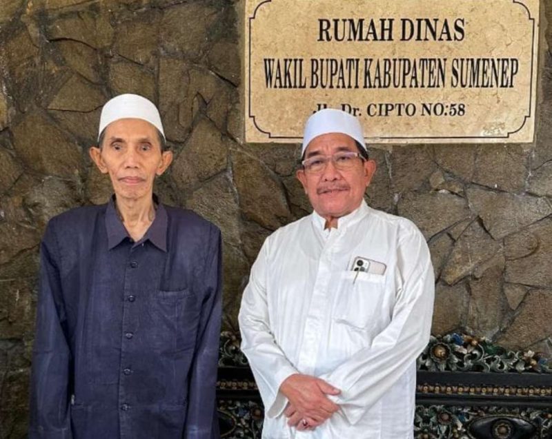 Pengasuh Pondok Pesantren Nurul Jadid Paiton Probolinggo, KH. Moh. Zuhri Zaini, melanjutkan agenda dengan bersilaturahmi ke kediaman Wakil Bupati Sumenep, KH. Imam Hasyim, S.H., M.H., di rumah dinas Jalan Dr. Cipto, Desa Kolor, Kecamatan Kota Sumenep, Sabtu (06/09/2025).