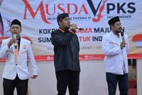 Bupati Sumenep Achmad Fauzi Wongsojudo, yang juga Ketua DPC PDI-P Sumenep, Ketua DPD PKS Sumenep Rimbun Hidayat, S.M., serta Anggota DPRD Provinsi Jawa Timur Fraksi PKS, Harisandi Savari Saat Bersama2 Melantunkan Lagu Tanah Airku disela Kegiatan Musda IV DPD PKS Sumenep