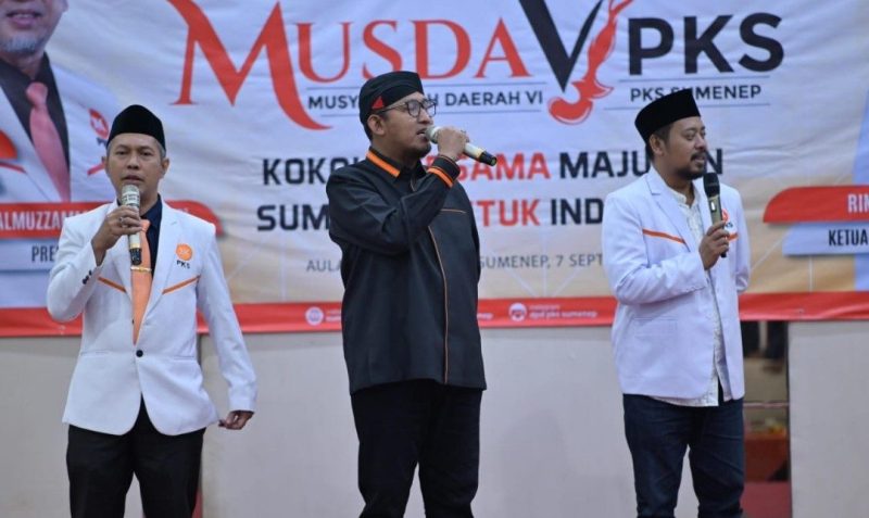 Bupati Sumenep Achmad Fauzi Wongsojudo, yang juga Ketua DPC PDI-P Sumenep, Ketua DPD PKS Sumenep Rimbun Hidayat, S.M., serta Anggota DPRD Provinsi Jawa Timur Fraksi PKS, Harisandi Savari Saat Bersama2 Melantunkan Lagu Tanah Airku disela Kegiatan Musda IV DPD PKS Sumenep
