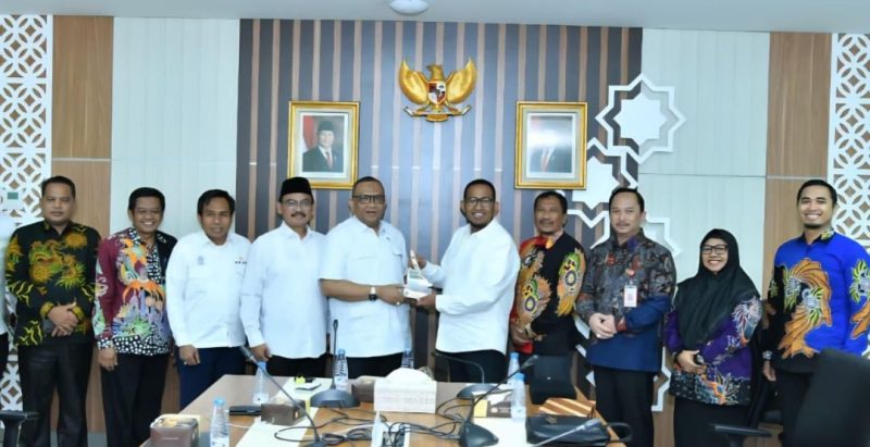 Foto Bersama Bupati Sumenep Achmad Fauzi Wongsojudo dan Wakil Kepala BPJPH RI Afryansah Noor Usai Kegiatan, Kamis (11/09/2025)