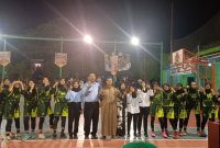 Kepala MAN Sumenep, H. Hairudin, M.Pd., Bersama Tim Basket Putri MAN Sumenep Usai Laga Kemenangan Vs SMANSA Sumenep 
