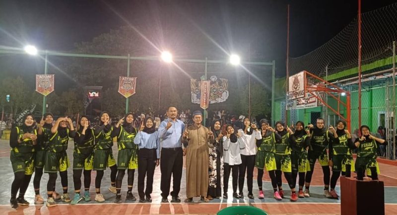 Kepala MAN Sumenep, H. Hairudin, M.Pd., Bersama Tim Basket Putri MAN Sumenep Usai Laga Kemenangan Vs SMANSA Sumenep 