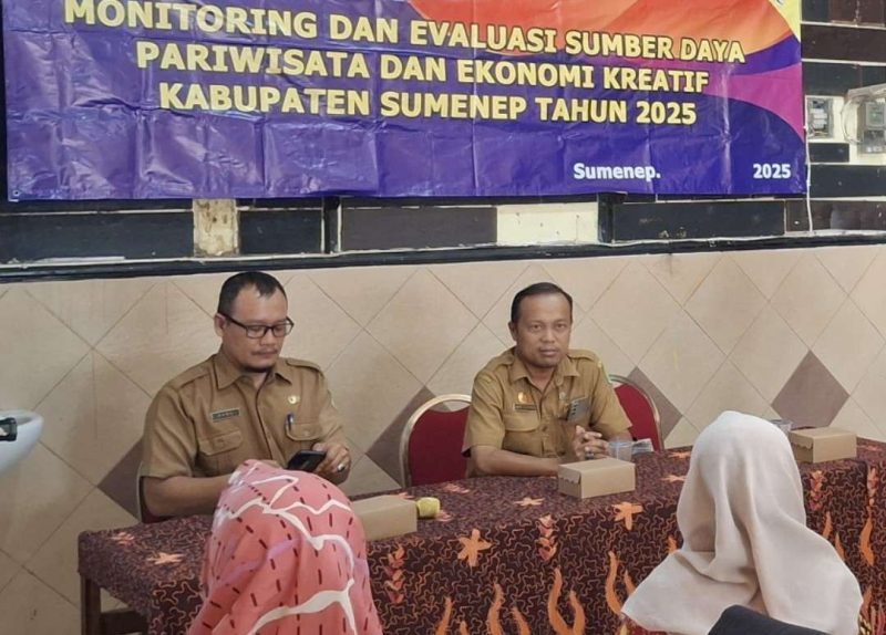 Kabid Parawisata Disbudporapar Kabupaten Sumenep Andri Zulkarnain (Kanan)
