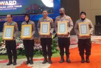 Foto Paling Kanan AKP Widiarti, S.H., Saat Menerima Penghargaan dari Biro SDM Polda Jatim, Jum'at (19/09/2025) 