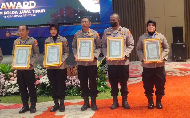 Foto Paling Kanan AKP Widiarti, S.H., Saat Menerima Penghargaan dari Biro SDM Polda Jatim, Jum'at (19/09/2025) 