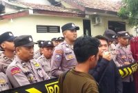 Polres Sumenep Saat Mengamankan Aksi UNRAS AMPS di Kantor Dinkes P2KB Sumenep 