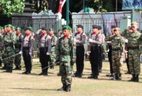 Komandan Upacara Peringatan HUT TNI Ke-80 Kapten CZI Acep Kusnadi di Halaman Makodim 0827/Sumenep, Minggu (05/10/2025)