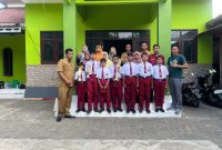 Kepala SDN Paberasan II Saat Menyerahkan Penghargaan dan Medali Kepada Siswa Anak Didiknya Usai Upacara Pagi Bersama Senin (06/10/2025)