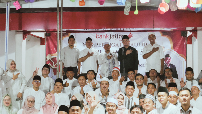 Foto Bersama Keluarga Besar Bank Jatim Cabang Sumenep Usai Peringatan Maulid Nabi Muhammad SAW 1447 Hijriyah, Senin (07/10/2025) malam