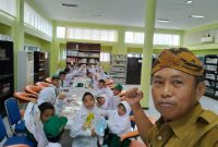 Pustakawan Ahli Muda Drs Syaiful Bahri Saat Menemani Anak Didik Dirumah Dongeng Dispusip Sumenep