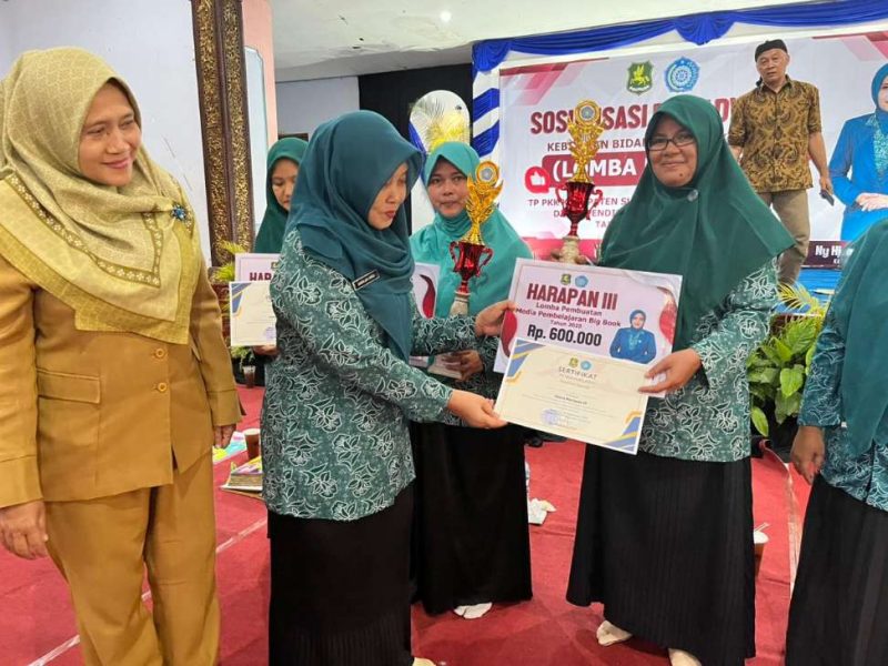 Kepala Bidang Pembinaan PAUD dan PNF, Lisa Bertha Soetedjo, SE, M.Ak, Saat Mendampingi Wakil Ketua TP PKK Nyai Hj. Jamilah Siradj Memberikan Penghargaan kepada Para Pemenang Lomba Book Challenge 2025