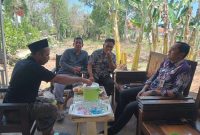 Suasana Penuh Keakraban Antara Kepala Bapenda Sumenep Faruk Hanafi dan Kades Beringin Kecamatan Dasuk, M. Saleh Diacara Monitoring Tindak Lanjut Sosialisasi Pembayaran Pajak Non Tunai