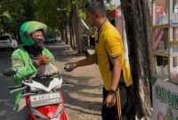 Ketua KBS Sumenep Akhmad Sahruddin Saat Membagikan Nasi Bungturat Jum'at (03/10/2025)