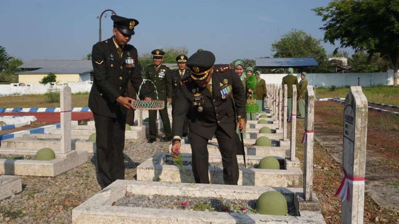 Suasana Dandim 0827/Sumenep Gelar Ziarah HUT TNI ke-80, Dandim: Semangat Pahlawan Harus Hidup di Hati Kita