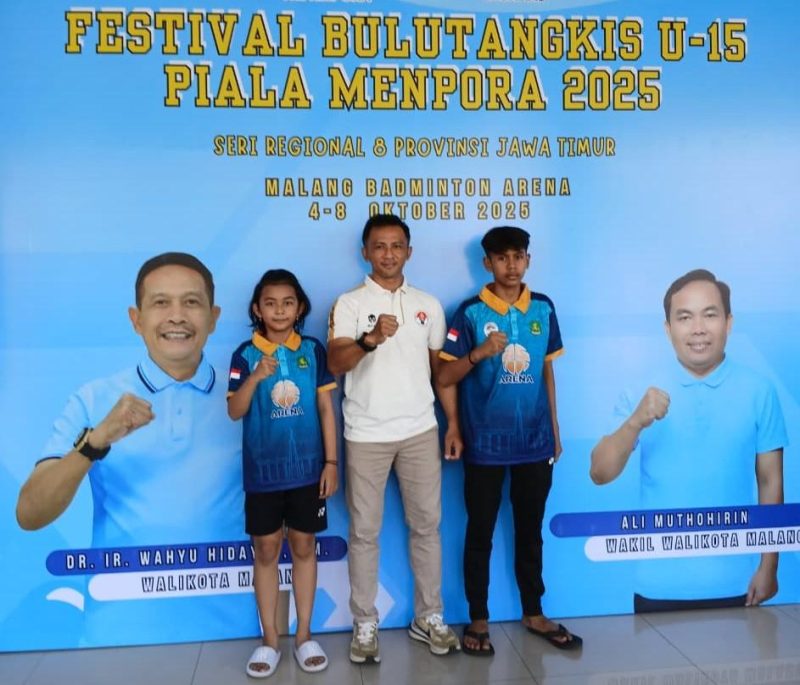 Ketua Igornas Sumenep Gunawan Bersama Dua Atlet Cilik di Festival Bulutangkis U-15 Piala Kemenpora RI di Malang 