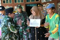 Wabup Sumenep KH Imam Hasyim Saat Menyalurkan Bantuan Kepada Warga Terdampak Gempa Bumi Di Pulau Sepudi, Senin (06/10/2025)