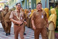 Kepala SMAN 1 SUMENEP Drs. Rafiudin, MPD saat Menyambut Kadisdik Sumenep Agus Dwi Saputra, S.Sos, MSi di Acara Pembukaan Pekan Literasi SMAN 1 2025