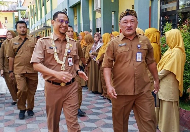 Kepala SMAN 1 SUMENEP Drs. Rafiudin, MPD saat Menyambut Kadisdik Sumenep Agus Dwi Saputra, S.Sos, MSi di Acara Pembukaan Pekan Literasi SMAN 1 2025