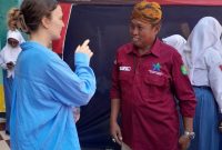 Pustakawan Ahli Muda Drs Syaiful Bahri Saat Bersama Salah Satu Peserta Literasi Yang Digelar SMAN 1 Sumenep 