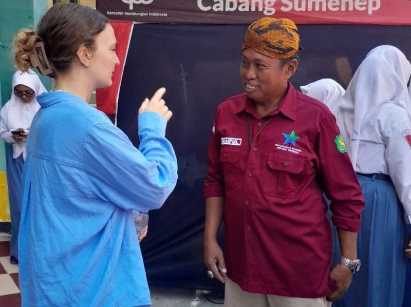 Pustakawan Ahli Muda Drs Syaiful Bahri Saat Bersama Salah Satu Peserta Literasi Yang Digelar SMAN 1 Sumenep 