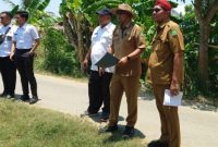 Karutan Sumenep Heri Sutriadi Didampingi Kabid Aset BPKAD Lukmanul Hakim Saat Bersama Meninjau Lahan Di Desa Patean Kecamatan Batuan 