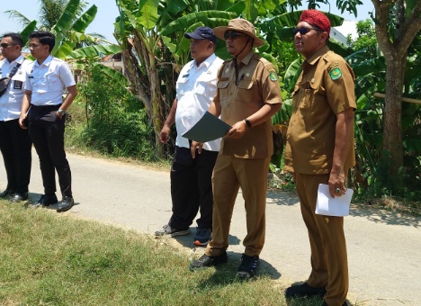 Karutan Sumenep Heri Sutriadi Didampingi Kabid Aset BPKAD Lukmanul Hakim Saat Bersama Meninjau Lahan Di Desa Patean Kecamatan Batuan 