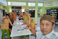 Pustakawan Ahli Muda Drs. Syaiful Bahri Saat Melayani Siswa-Siswi Sekolah Al Bayan Sumenep 