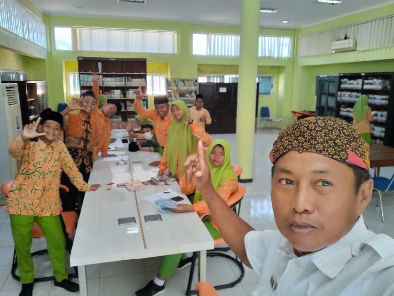 Pustakawan Ahli Muda Drs. Syaiful Bahri Saat Melayani Siswa-Siswi Sekolah Al Bayan Sumenep 