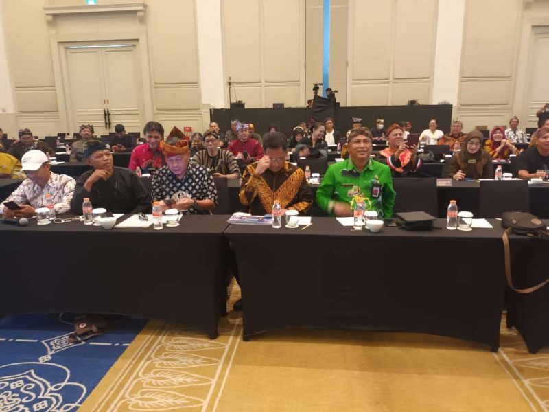 Kepala Dinas Kebudayaan, Kepemudaan, Olahraga, dan Pariwisata (Disbudporapar) Kabupaten Sumenep, H. Moh. Iksan, S.Pd., M.T., bersama Kepala Bidang Kebudayaan saat Menghadiri Sidang Penetapan Warisan Budaya Takbenda di Kantor Kementerian Kebudayaan RI