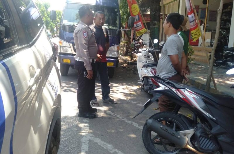 Mahameru Lantas Polres Sumenep Gunakan ETLE Mobile, Edukasi Sopir Truk dan Tegakkan Aturan Secara Humanis