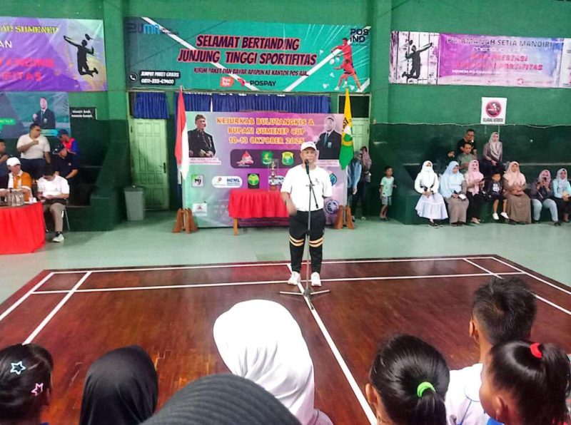 Kadisbudparopar Kabupaten Sumenep H. Mohammad Iksan SPd MT Saat Membuka Kejuaraan Bulutangkis Bupati Sumenep Cup 2025 di Gor Sumekar Jum'at (10/10/2025)